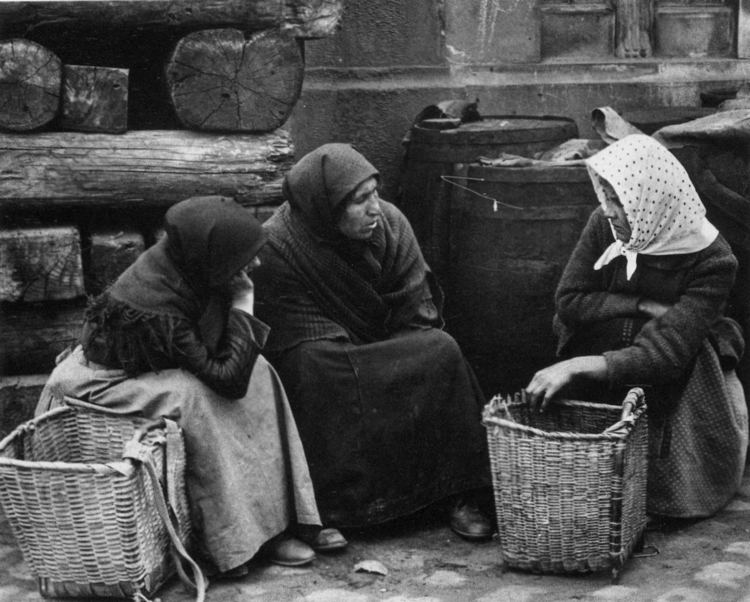 "Czekając na statek", Budapeszt (1919), fot. André Kertész